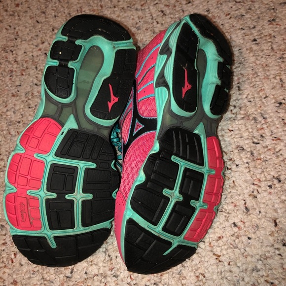 MIZUNO TENNIS SHOES - Picture 4 of 7